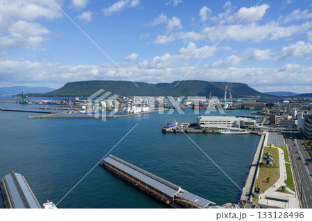瀬戸内海を臨む高松港と屋島（2025年11月撮影） 133128496