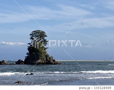 雨晴海岸から眺める女岩と立山連峰 133128509