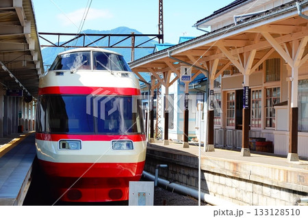 長野電鉄 湯田中駅に停車中の特急ゆけむり号 133128510