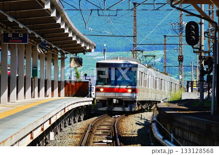 長野電鉄 湯田中駅に入線してくる3000系車両 133128568