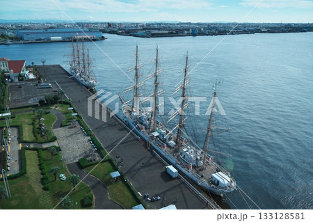 名古屋港ガーデンふ頭臨港に接岸する日本丸と海王丸を名古屋港ポートビルの展望室から臨む 133128581
