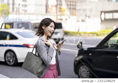 スマートフォンを持ったビジネスウーマン スマートフォンを持ったビジネスウーマン 133128624