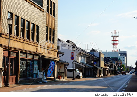富山県高岡市 山町筋 重要伝統的建造物群保存地区の風景より 133128667