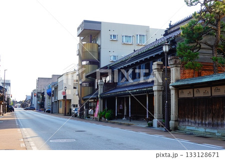 富山県高岡市 山町筋 重要伝統的建造物群保存地区の風景より 133128671
