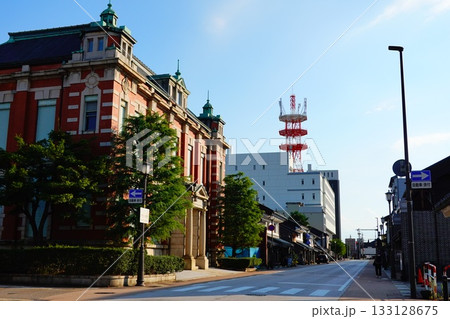 富山県高岡市 山町筋 重要伝統的建造物群保存地区の風景より 133128675