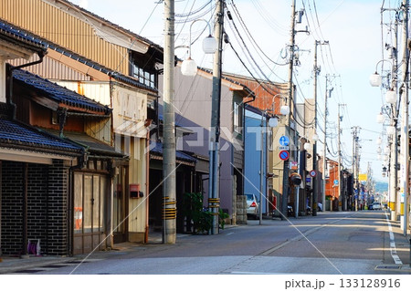富山県高岡市 レトロな町並みの風景より 133128916