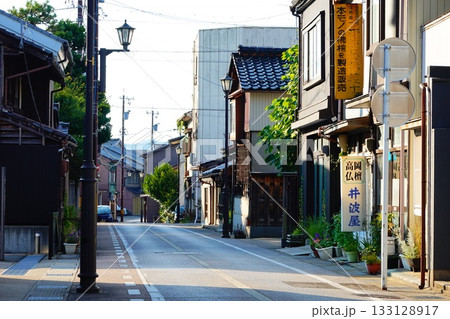 富山県高岡市 レトロな町並みの風景より 133128917