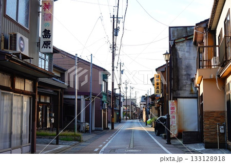 富山県高岡市 レトロな町並みの風景より 133128918