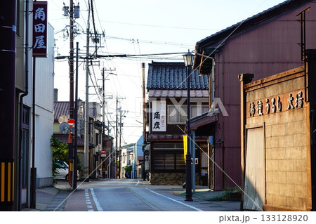 富山県高岡市 レトロな町並みの風景より 133128920