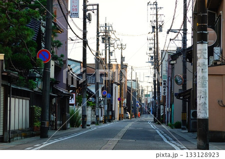 富山県高岡市 レトロな町並みの風景より 133128923