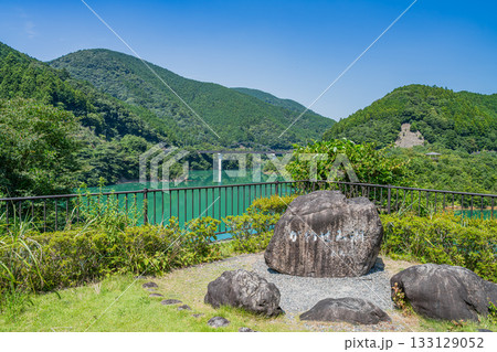 森町の太田川ダムのダム湖(かわせみ湖)の風景(静岡県) 133129052