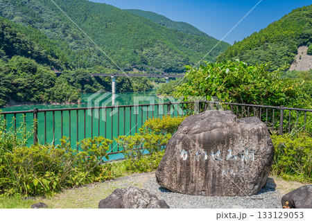 森町の太田川ダムのダム湖(かわせみ湖)の風景(静岡県) 133129053