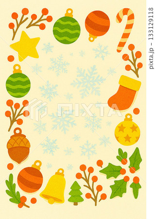 クリスマスオーナメントが周囲に並ぶメッセージカードイラスト 133129118