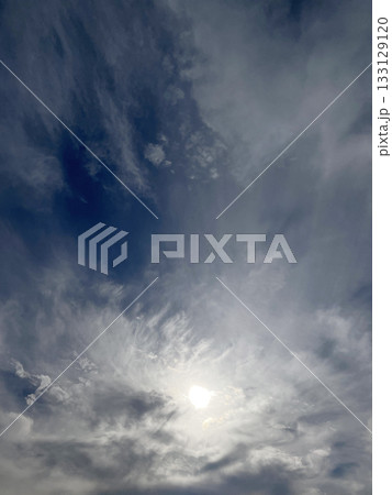 日暮れ間近の　太陽と雲 133129120