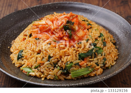 キムチとビビンバ炒飯 133129156