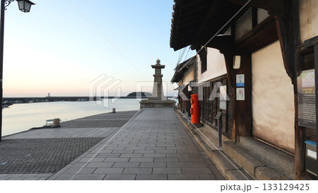 鞆の浦 朝日に照らされる常夜燈 鞆の浦 朝日に照らされる常夜燈 133129425