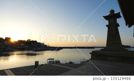 鞆の浦 朝日に照らせれる常夜燈 鞆の浦 朝日に照らせれる常夜燈 133129488