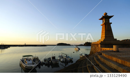鞆の浦　朝日に照らせれる常夜燈 133129490