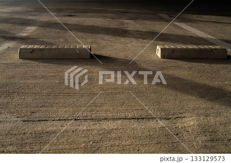 朝日の差し込む駐車場と車輪止め【長野県】 133129573