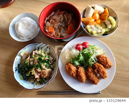 町の洋食屋さんで食べる冬の味覚，カキフライ定食の一例(芋煮の椀物，カットフルーツ盛り) 133129644