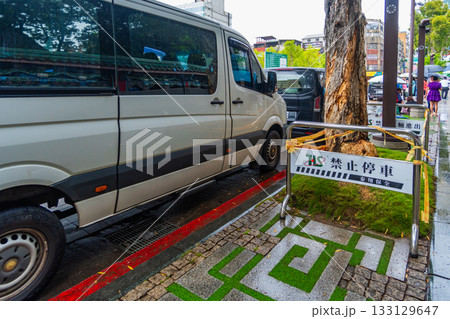 台湾 台北 観光地で客待ちする違法車両 台湾 台北 観光地で客待ちする違法車両 133129647