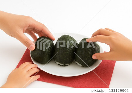 白い皿にのせた手作りの美味しいおにぎり 133129902