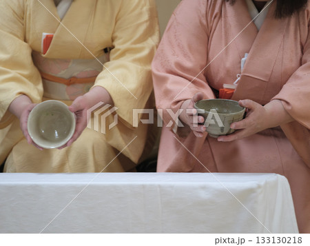 茶道における茶碗の拝見シーン - 表千家 茶道における茶碗の拝見シーン - 表千家 133130218