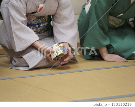 茶道における茶碗の拝見シーン - 表千家 133130219