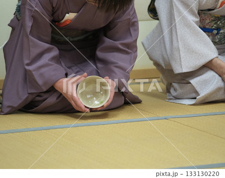 茶道における茶碗の拝見シーン - 表千家 133130220