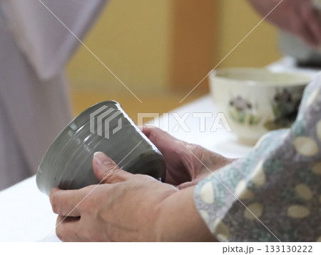 茶道における茶碗の拝見シーン - 表千家 133130222