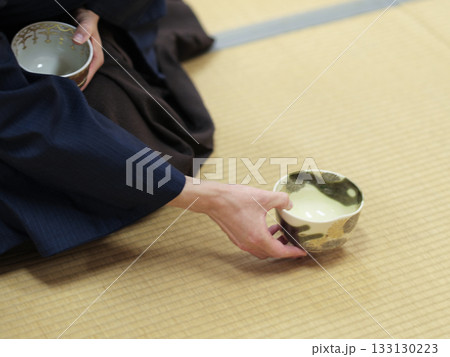 茶道における茶碗の拝見シーン - 表千家 133130223