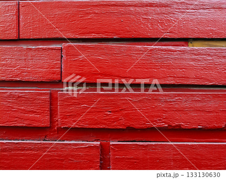 赤色のペンキの塗られた木の壁の背景素材　塗りたて 133130630