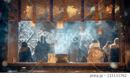 初詣へ参拝しにくる人々の風景 133131762