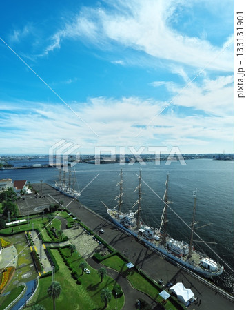 名古屋港ガーデンふ頭臨港に接岸する日本丸と海王丸を名古屋港ポートビルの展望室から臨む 名古屋港ガーデンふ頭臨港に接岸する日本丸と海王丸を名古屋港ポートビルの展望室から臨む 133131901