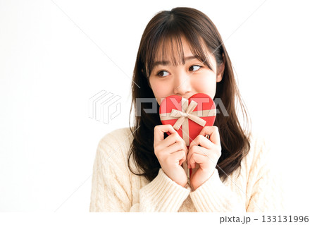 バレンタインチョコを恥ずかしそうに持つ女性 バレンタインチョコを恥ずかしそうに持つ女性 133131996