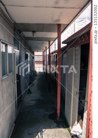 古びたアパートの通路 133132002