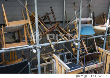 廃棄されてまとめられた椅子 133132007