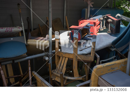 廃棄されてまとめられた椅子 133132008