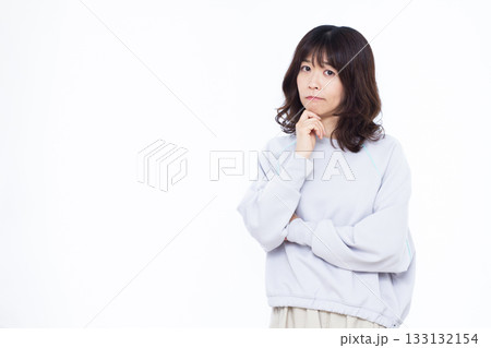 真剣に考えている女性 真剣に考えている女性 133132154