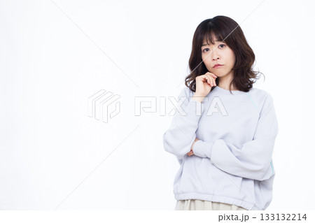 真剣に悩んでいる女性 真剣に悩んでいる女性 133132214