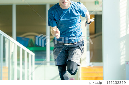 スポーツをする男性 133132229