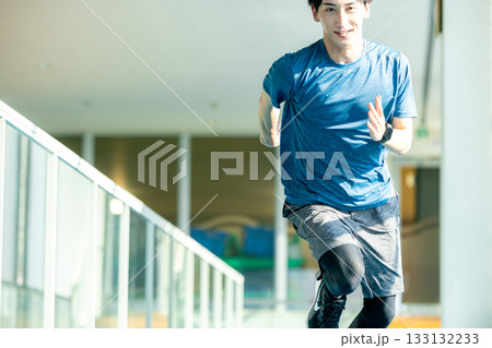 スポーツをする男性 スポーツをする男性 133132233