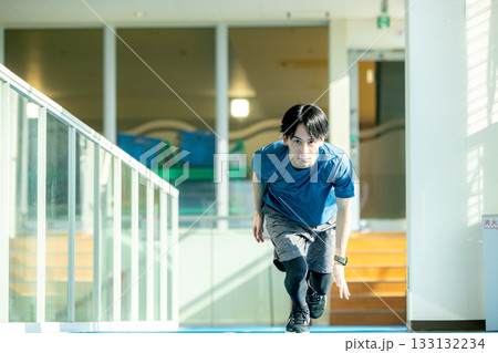 スポーツをする男性 133132234