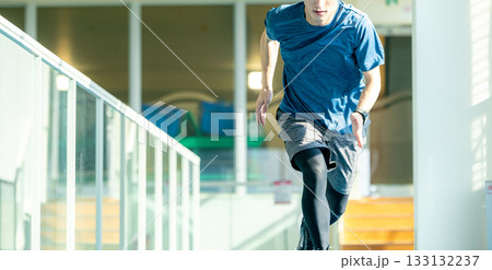 スポーツをする男性 133132237