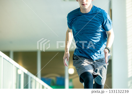 スポーツをする男性 133132239