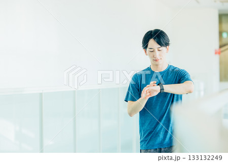 タイムを気にしながら運動をする男性 133132249