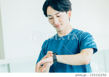 タイムを気にしながら運動をする男性 133132250