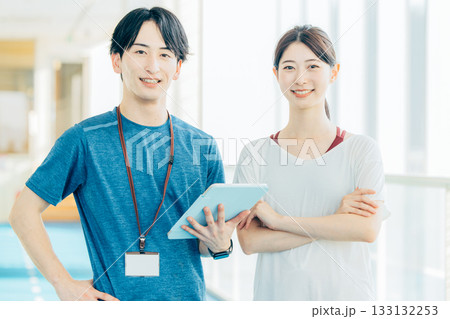 タブレットを持つトレーナーと女性 タブレットを持つトレーナーと女性 133132253