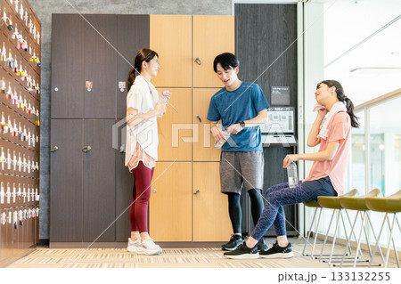 更衣室でリラックスする男女 更衣室でリラックスする男女 133132255
