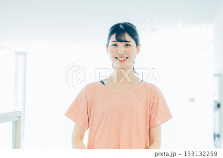 スポーツウェアの若い女性 133132259